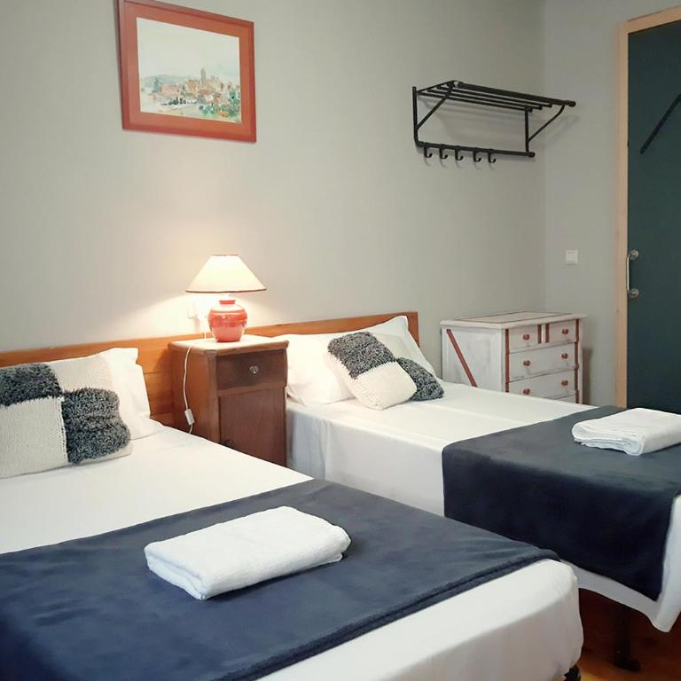 Hostal Fonda Prat - Camera Quadrupla con Bagno Privato - 4