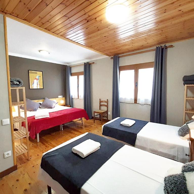 Hostal Fonda Prat - Camera Quadrupla con Bagno Privato - 1