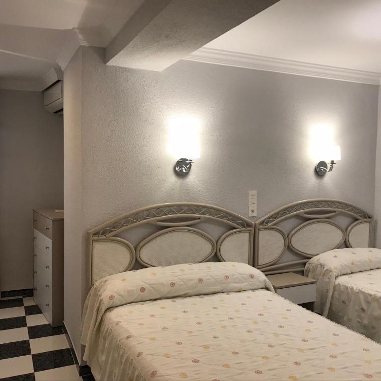 Hostal Plaza Damasco - Habitación Cuádruple Estándar - 1