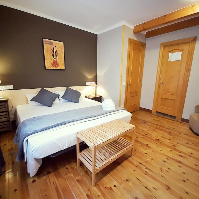 Hostal Fonda Prat - Camera Matrimoniale/Doppia con Letti Singoli con Bagno Privato - 2