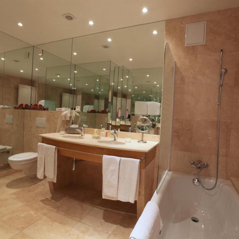 Hôtel du Grand Lac Excelsior - Deluxe Double Room with Balcony and Lake View - 4