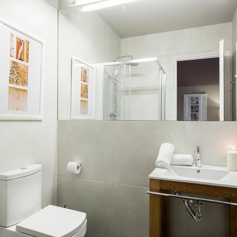 BacHome Gallery B&B - Deluxe Double Room with Balcony - 4