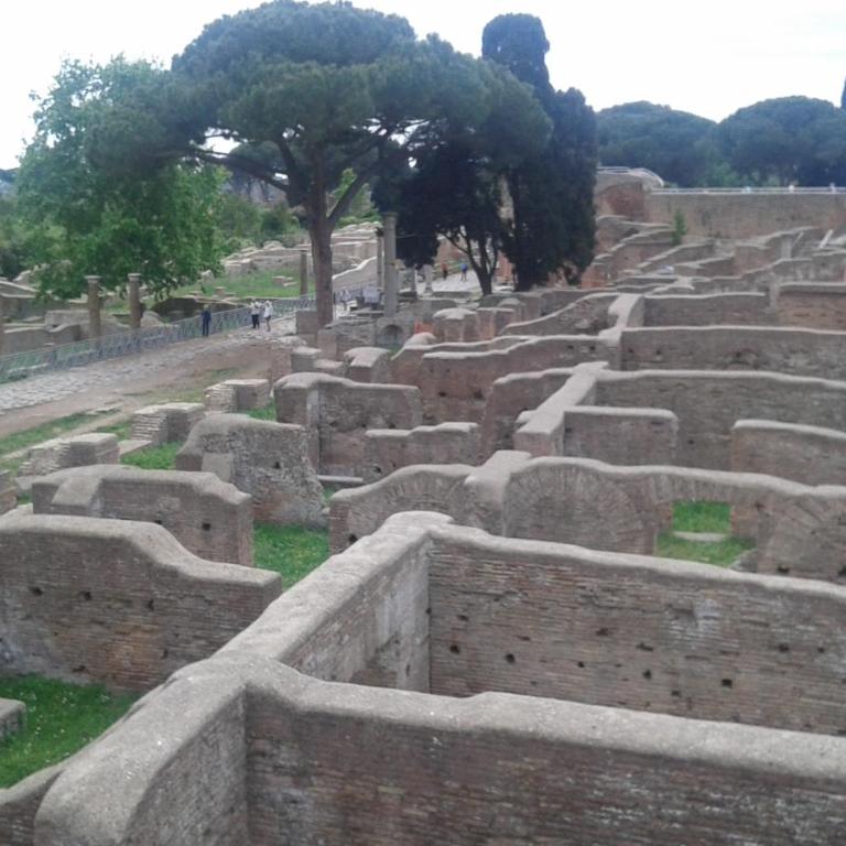 Trilocale Lido di Roma - Appartamento con 2 Camere da Letto - 37