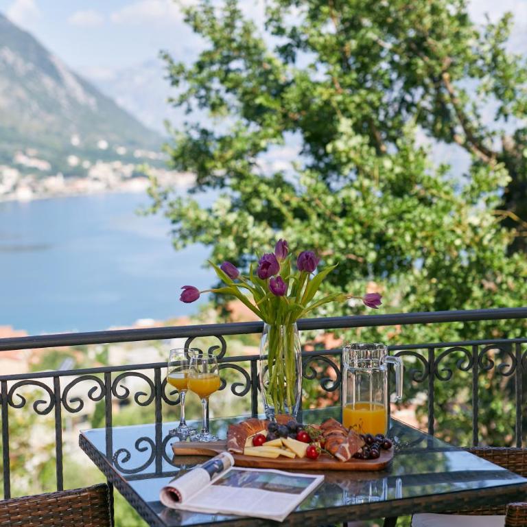 Kotor Sunset Apartments - Apartment with Balcony - 10