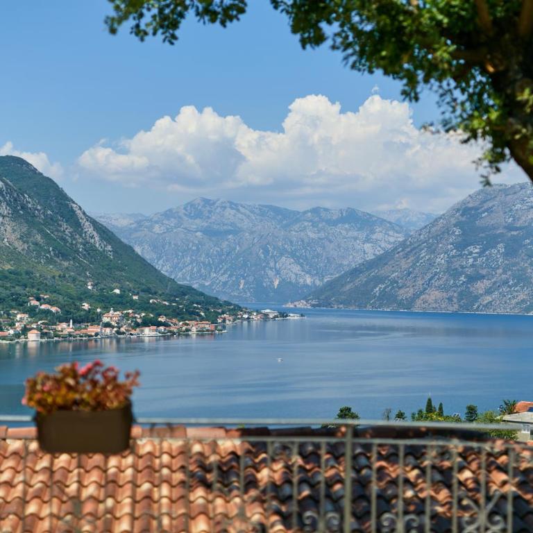 Kotor Sunset Apartments - Apartment with Balcony - 14