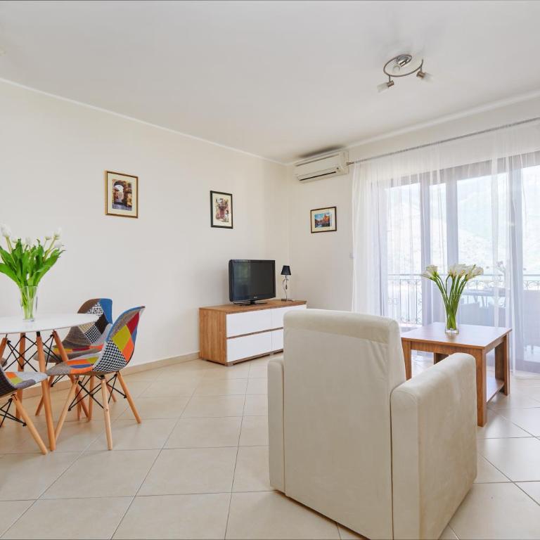 Kotor Sunset Apartments - Apartment with Balcony - 21