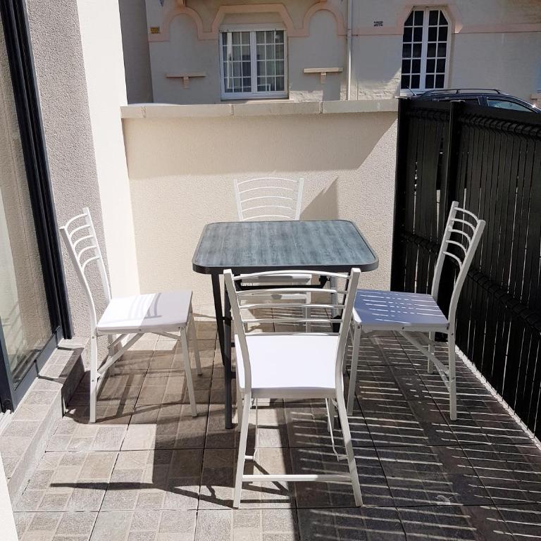 LES VAGUES, plage et centre à pied, terrasse rez-de-ch, parking gratuit, lits faits, animal bienvenu - Apartment - Erdgeschoss - 21