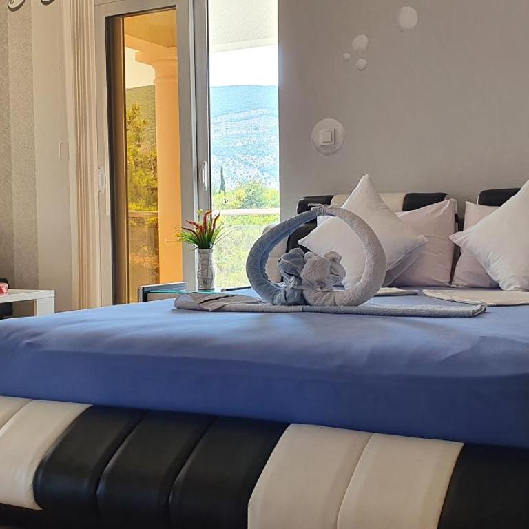 Apartmani Niksic - Family Room with Sea View - 1