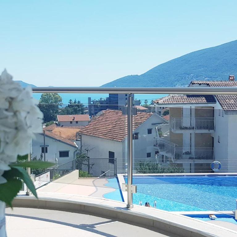 Apartmani Niksic - Family Room with Sea View - 9