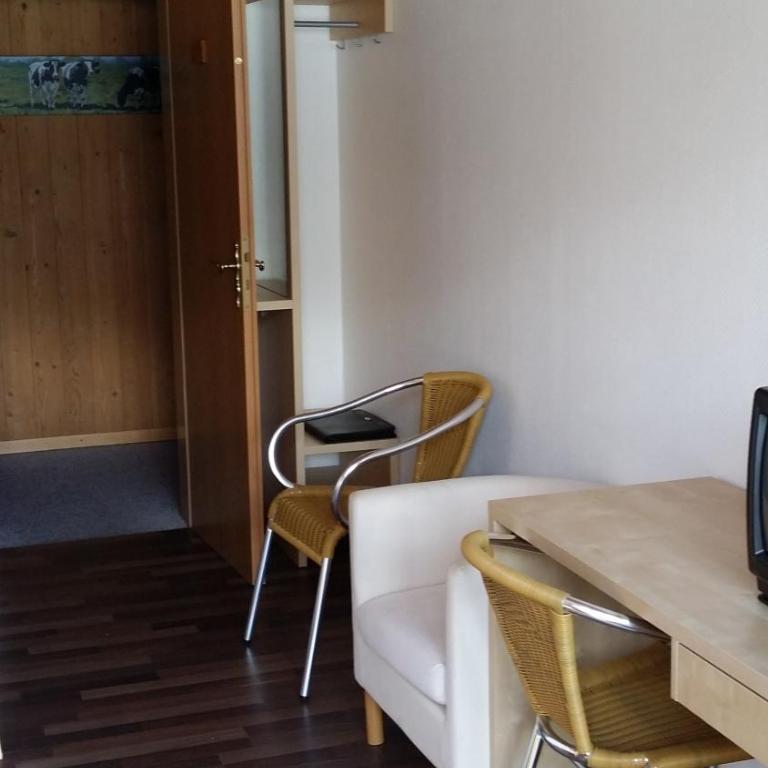 Hotel Restaurant Walliser Sonne - Familienzimmer mit Balkon (2 Erwachsene + 2 Kinder) - 1