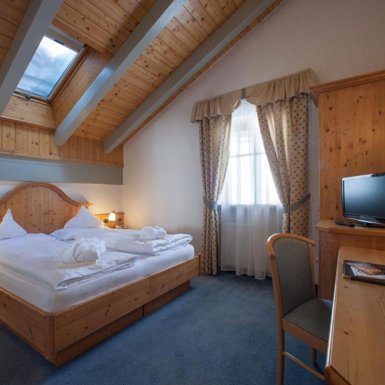 Hotel Alpenrose - Camera Familiare con Bagno in Comune - 2
