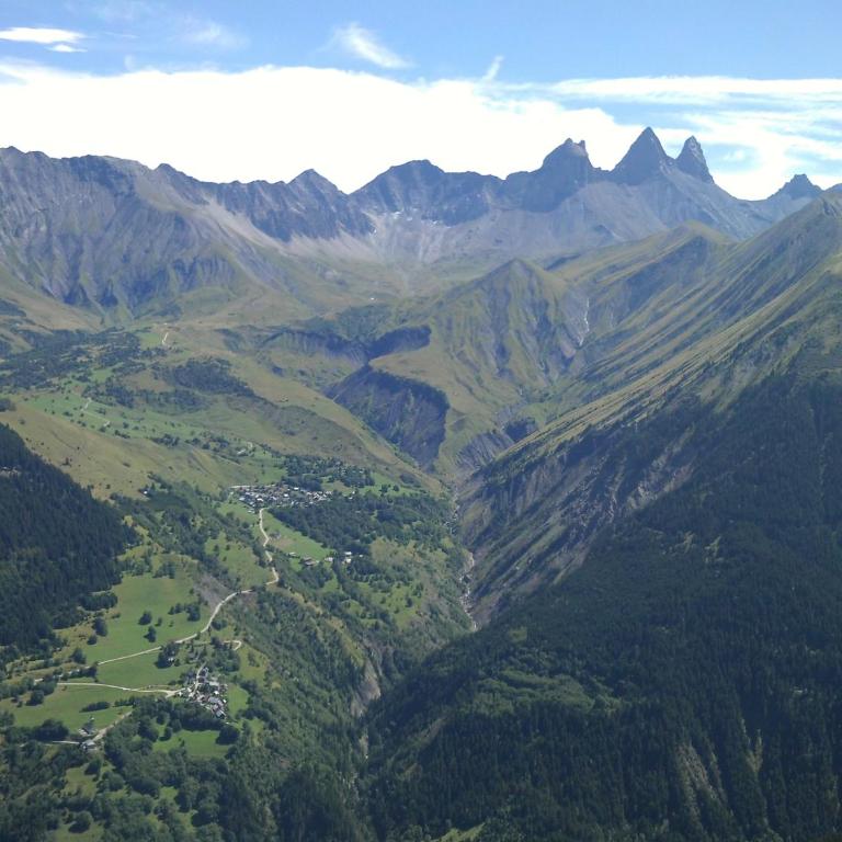 appartement gentiane 4personnes dans gite "la maison d'augustin" classé 3 étoiles,la tour,73530 st jean d'arves - Appartement avec Vue sur la Montagne - 2