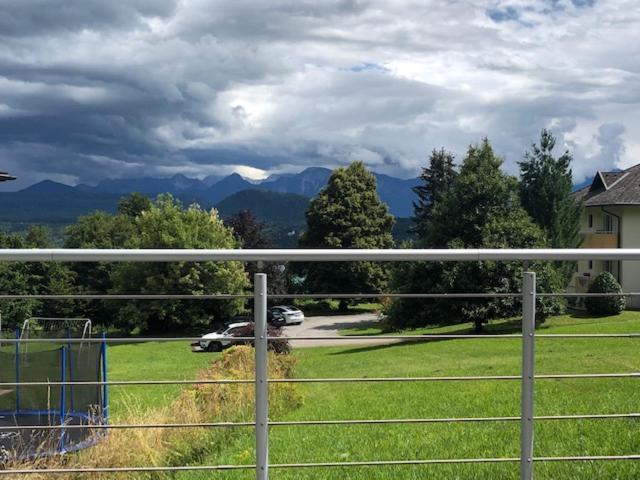 Velden View Ferienwohnung direkt am Wald mit großer Sonnenterrasse und grandiosem Karawankenblick - Apartment mit Blick auf die Berge - 4