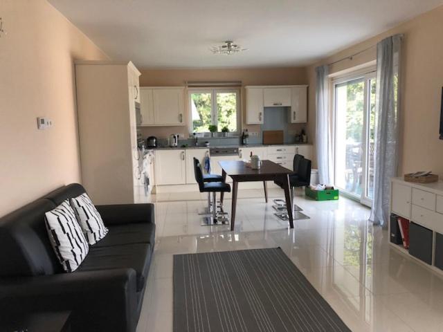 Velden View Ferienwohnung direkt am Wald mit großer Sonnenterrasse und grandiosem Karawankenblick - Apartment mit Blick auf die Berge - 11