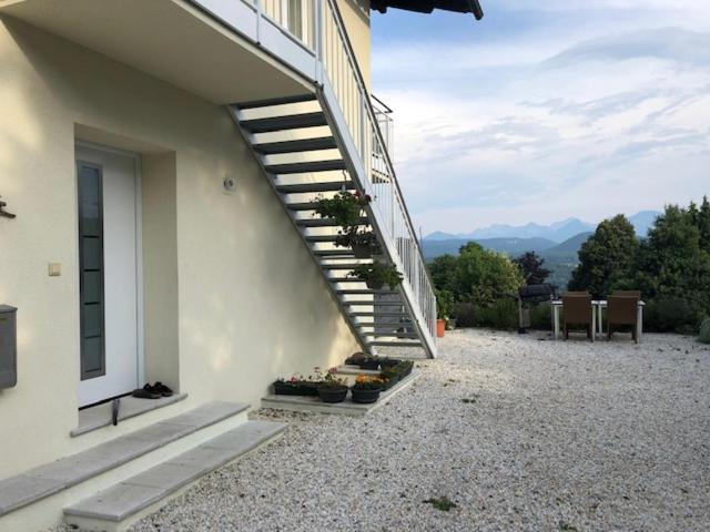 Velden View Ferienwohnung direkt am Wald mit großer Sonnenterrasse und grandiosem Karawankenblick - Apartment mit Blick auf die Berge - 21