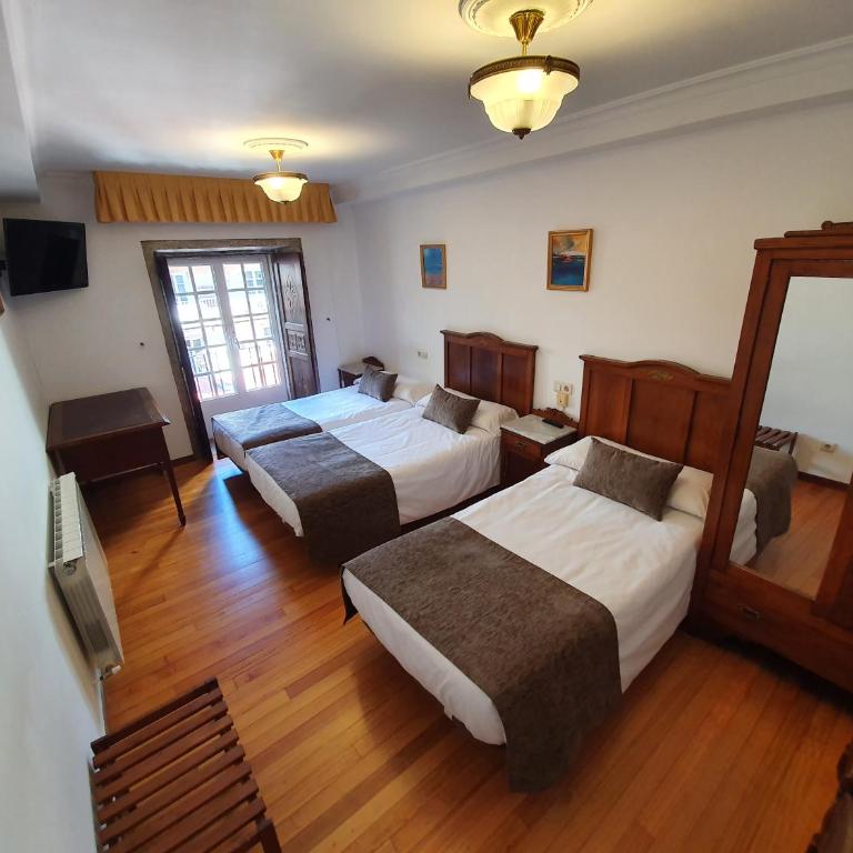 Hostal Giadás - Habitación Doble con cama supletoria - 2 camas - 3