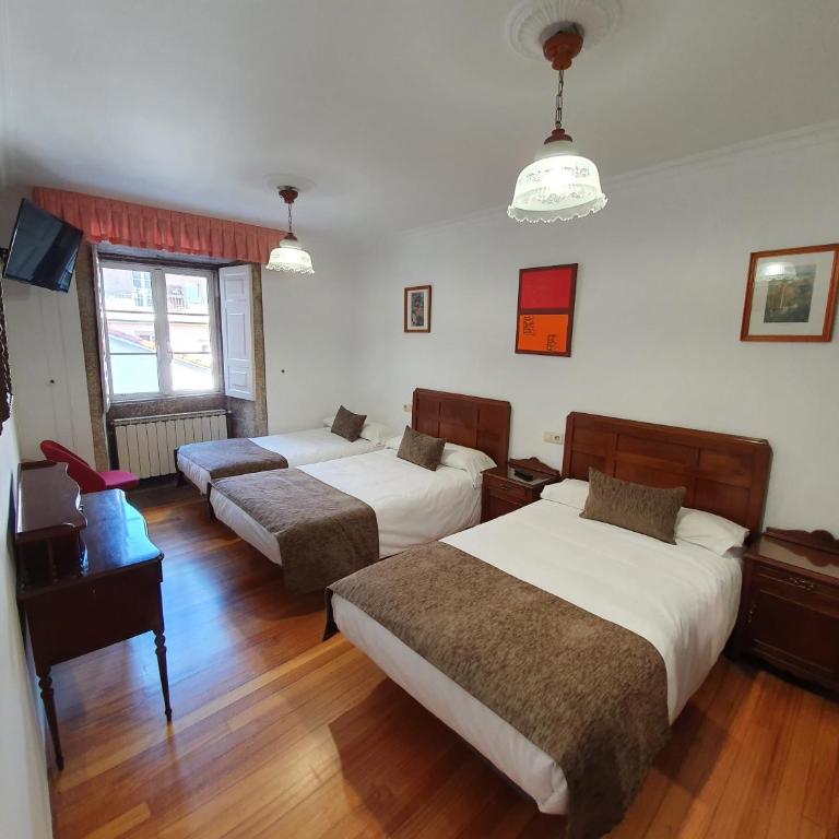 Hostal Giadás - Habitación Doble con cama supletoria - 2 camas - 2