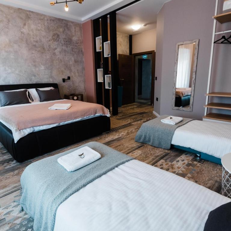 Square 19-Boutique rooms - Deluks Porodična Soba - 8