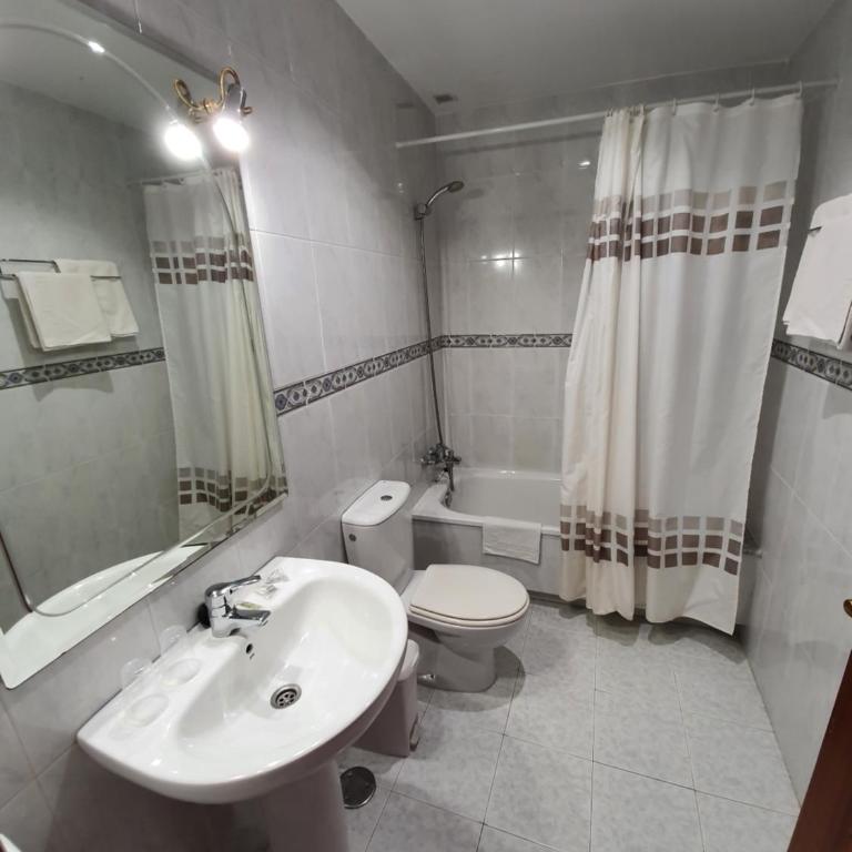 Hostal Giadás - Habitación Doble con cama supletoria - 2 camas - 6