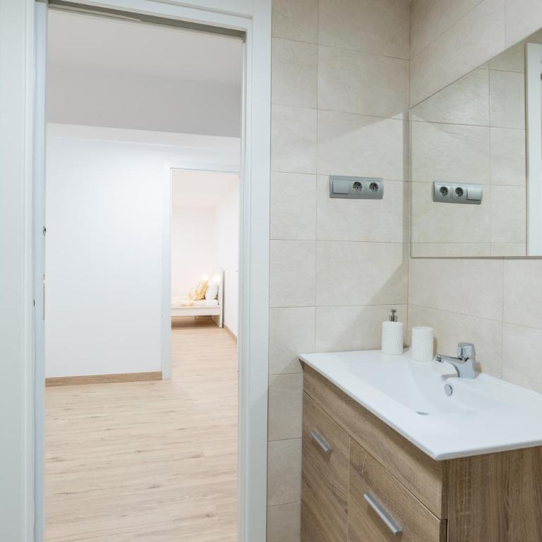 Duplex Cienfuegos II & old town by ELE Apartments - Three-Bedroom Apartment - 13