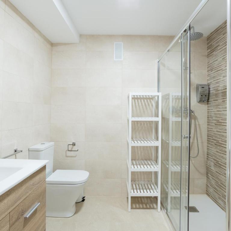 Duplex Cienfuegos II & old town by ELE Apartments - Three-Bedroom Apartment - 12