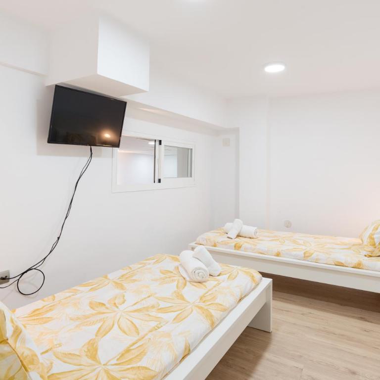Duplex Cienfuegos II & old town by ELE Apartments - Three-Bedroom Apartment - 11