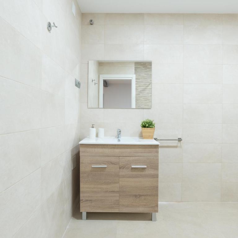 Duplex Cienfuegos II & old town by ELE Apartments - Three-Bedroom Apartment - 14