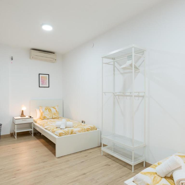 Duplex Cienfuegos II & old town by ELE Apartments - Three-Bedroom Apartment - 19