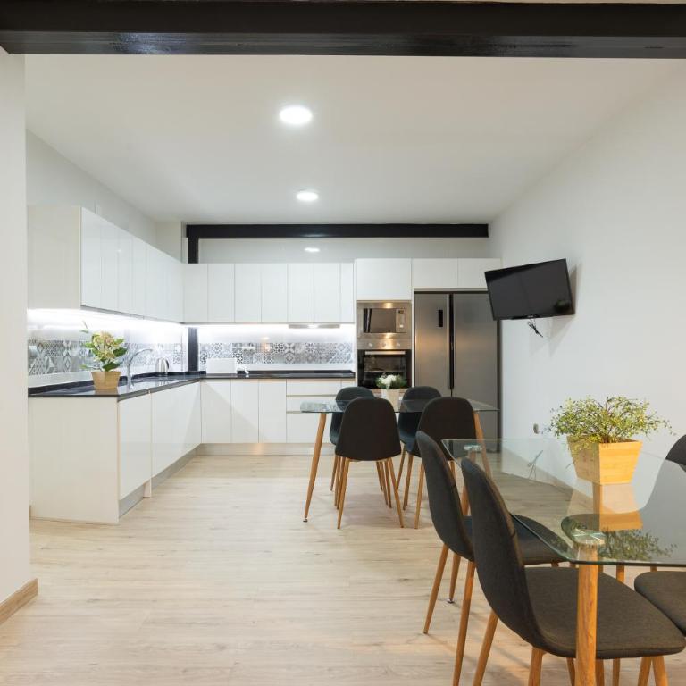 Duplex Cienfuegos II & old town by ELE Apartments - Three-Bedroom Apartment - 4