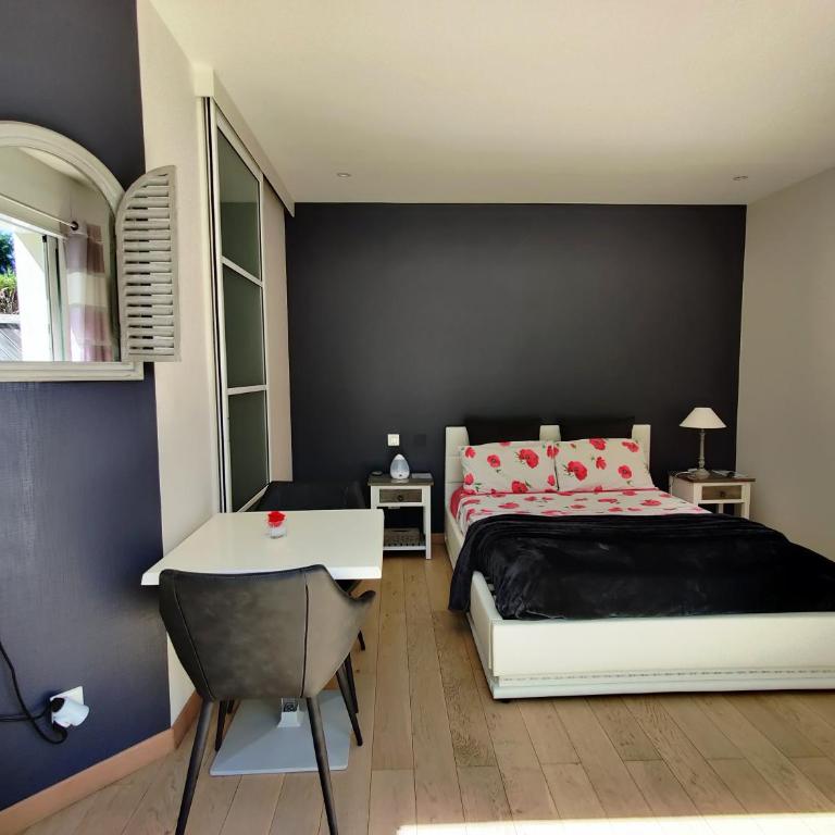 Chez Victoria Nantes Erdre - Suite - Vue sur Piscine - 5