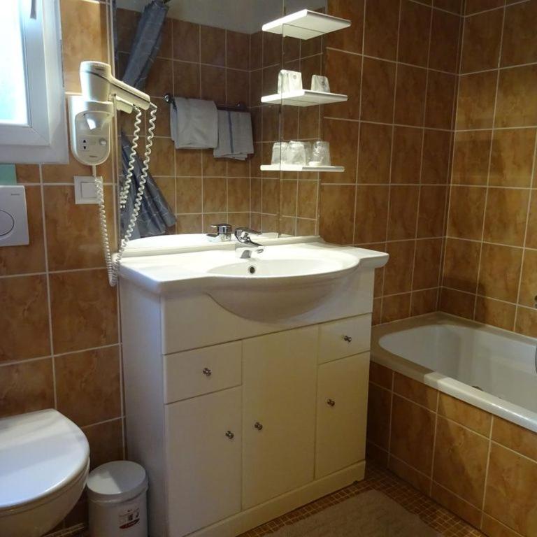 AU BOIS FLEURI Les Chambres d'Hôtes - Chambre Triple avec Salle de Bains Privative - 2