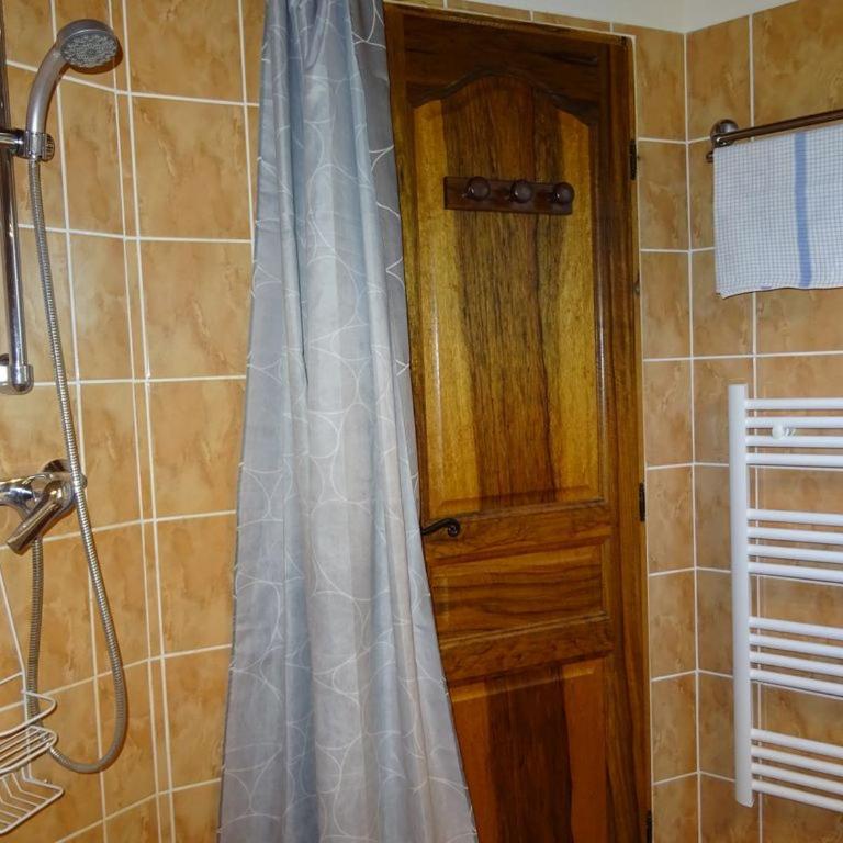 AU BOIS FLEURI Les Chambres d'Hôtes - Chambre Triple avec Salle de Bains Privative - 3