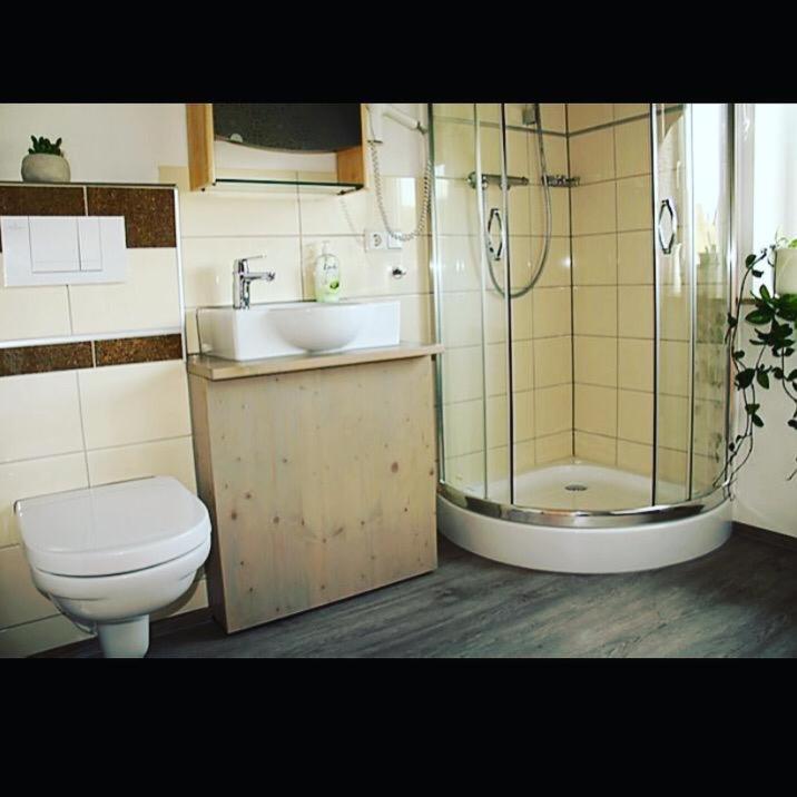 Gästehaus Isler - Zweibettzimmer mit Dusche - 9