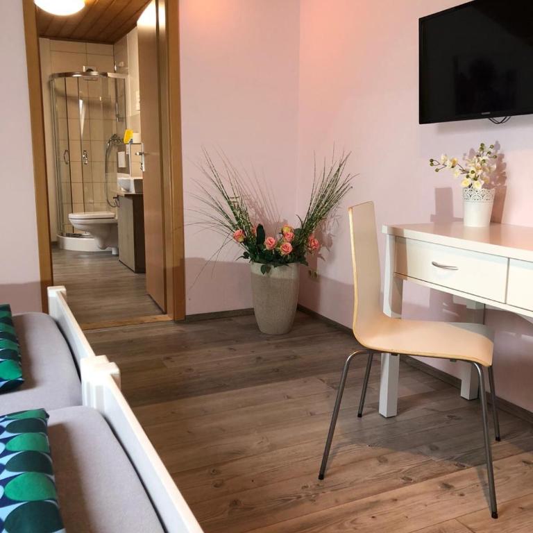 Gästehaus Isler - Dreibettzimmer mit Dusche - 7