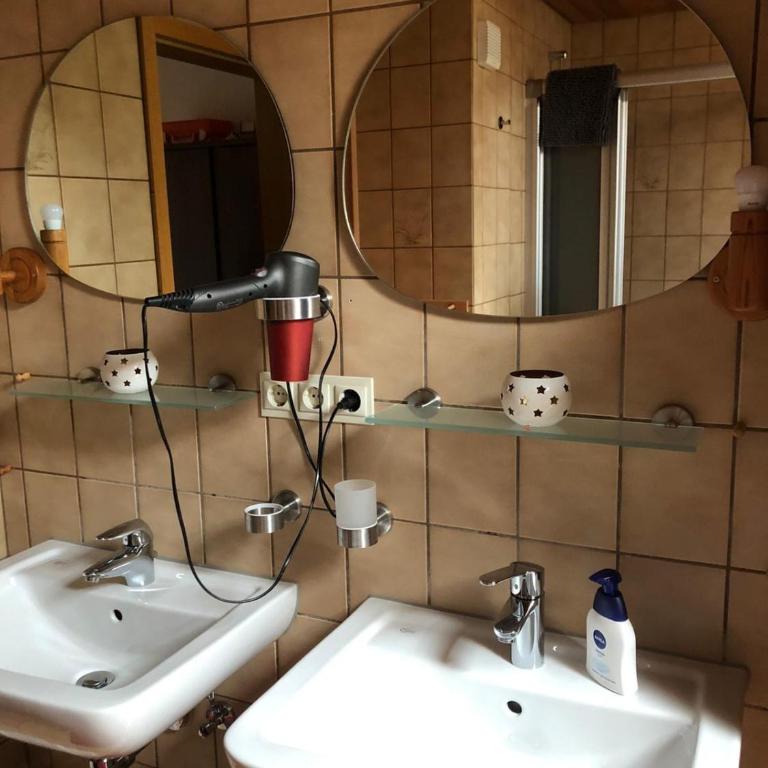 Gästehaus Isler - Dreibettzimmer mit Dusche - 11