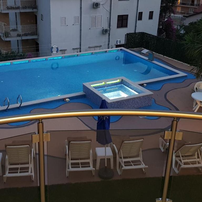 Apartmani Niksic - Family Room with Sea View - 7