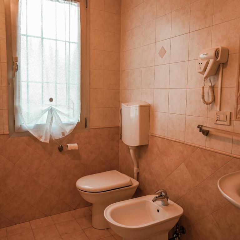 Angelica Home - Camera Matrimoniale/Doppia con Letti Singoli con Bagno Privato Esterno - 3