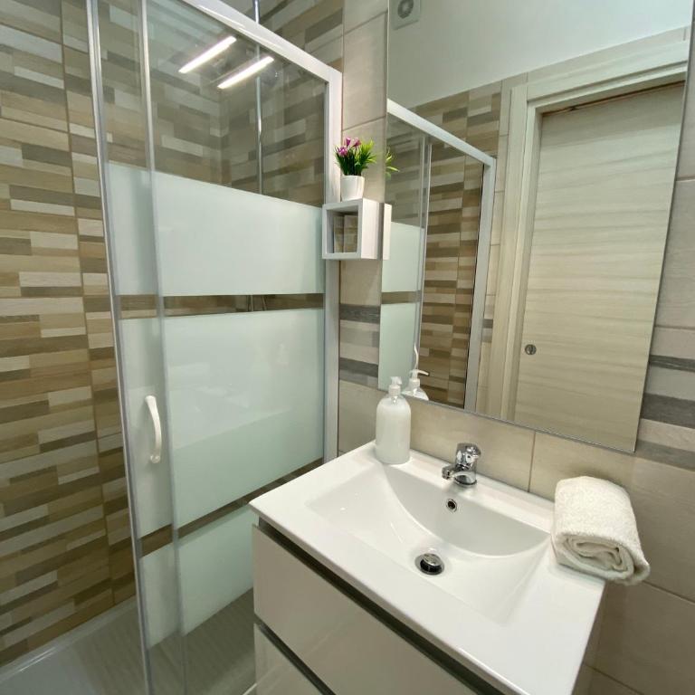 B&B Enjoy Happyness - Camera Matrimoniale con Bagno Privato - 21