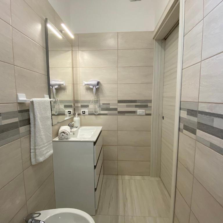 B&B Enjoy Happyness - Camera Matrimoniale con Bagno Privato - 13