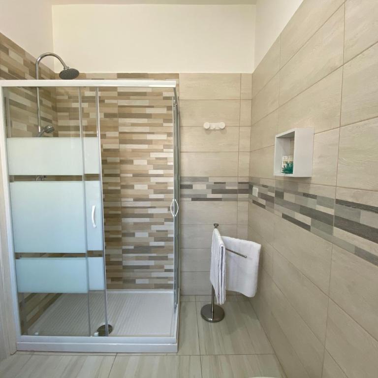 B&B Enjoy Happyness - Camera Matrimoniale con Bagno Privato - 11