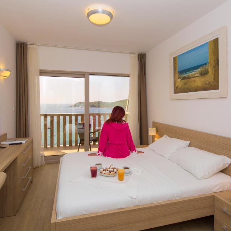 Poseidon The Beach Hotel - Dvokrevetna Soba sa Bračnim Krevetom sa Balkonom i Pogledom na More - 4