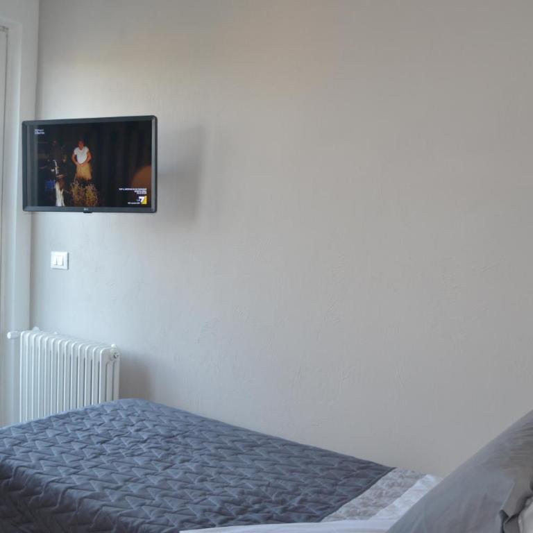 5-Rooms Apartment - Single Room with Balcony - 3