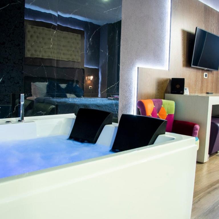 Hotel Angioino & Spa - Camera Matrimoniale con Vasca Idromassaggio - 13