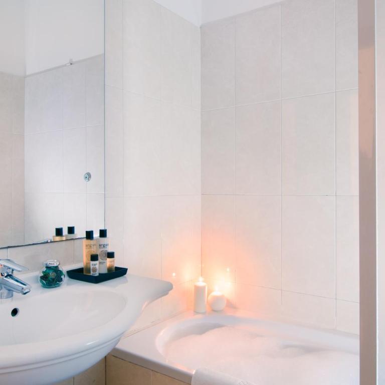 Hotel Cardinal of Florence - recommended for ages 25 to 55 - Camera Matrimoniale Superior con Vasca - 3