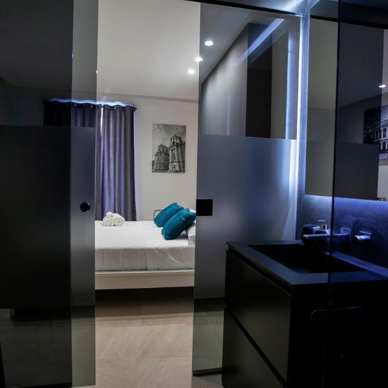Suites Central Station - Triple Room with Balcony - 9