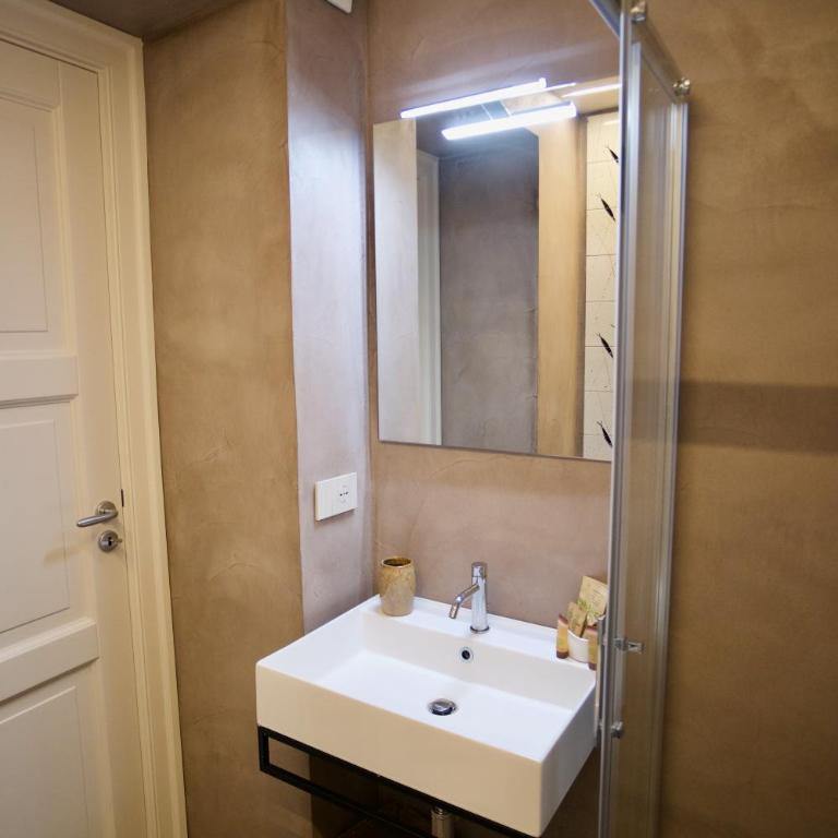 Calamarina B&B - Camera Matrimoniale con Bagno Privato - 4