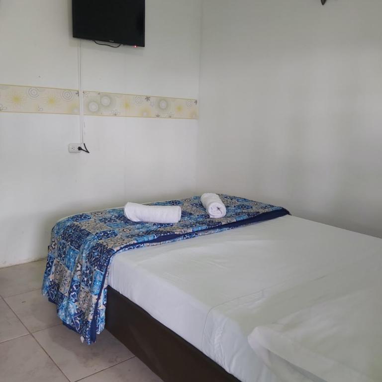 Hostal y Camping Los Girasoles - Habitación Doble con baño privado con TV - 4