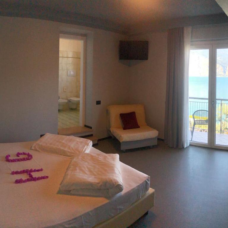 Hotel Garden - Camera Matrimoniale Comfort con Vista Lago - 2