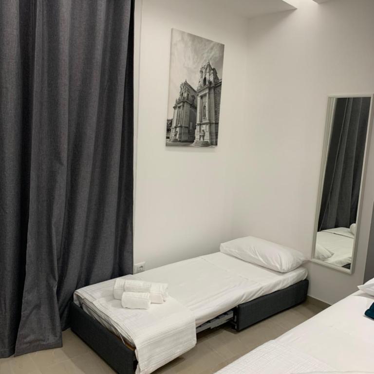 Suites Central Station - Triple Room with Balcony - 11