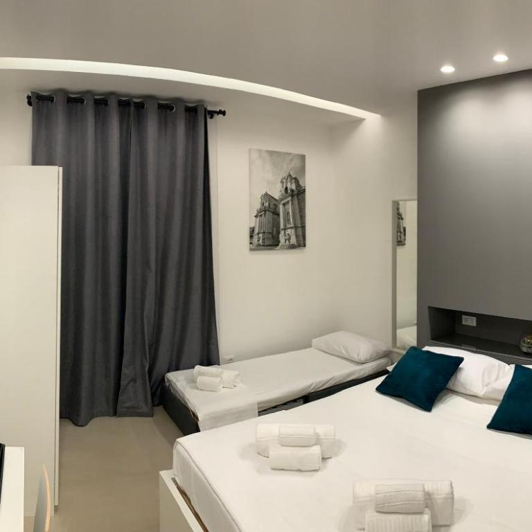 Suites Central Station - Triple Room with Balcony - 6